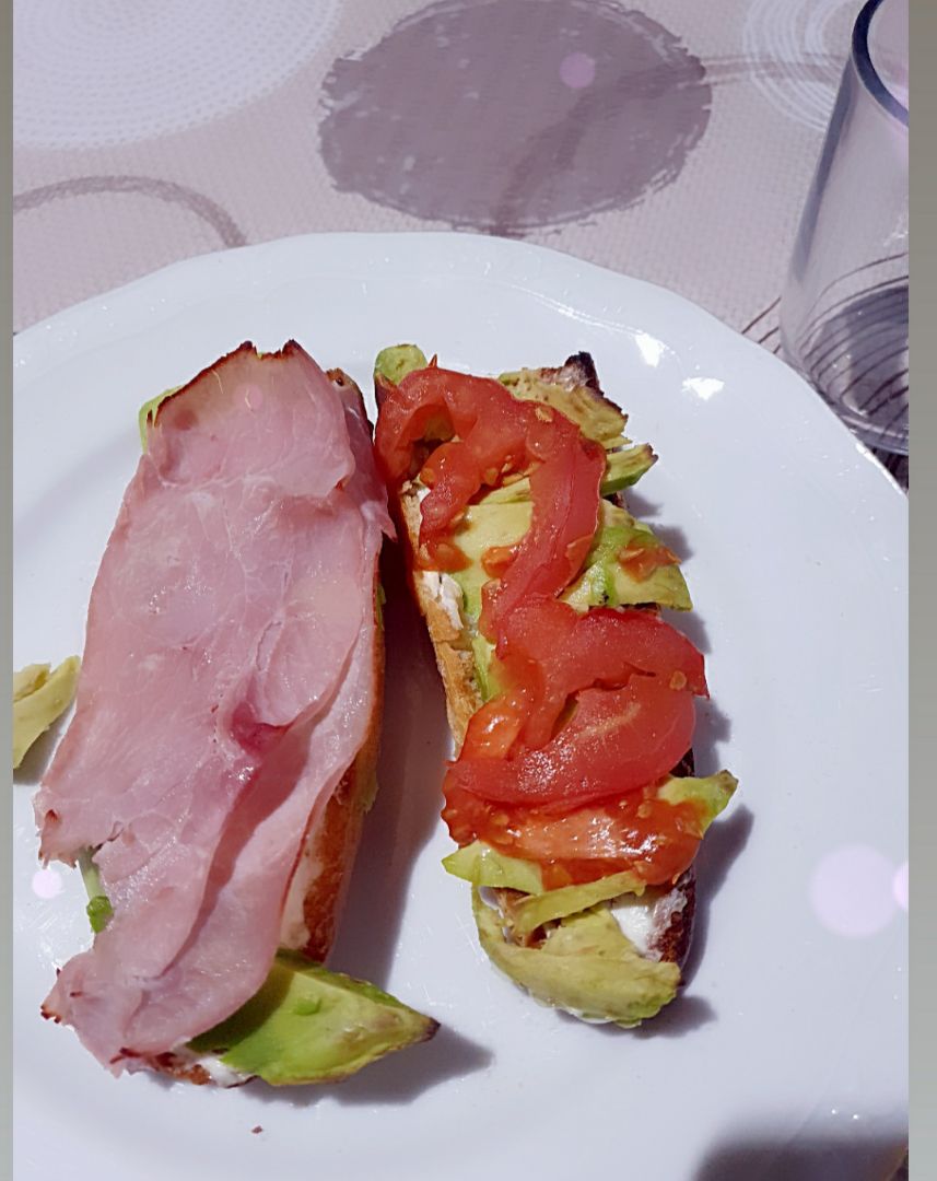 Tostada de philadelphia aguacate tomate y jamon