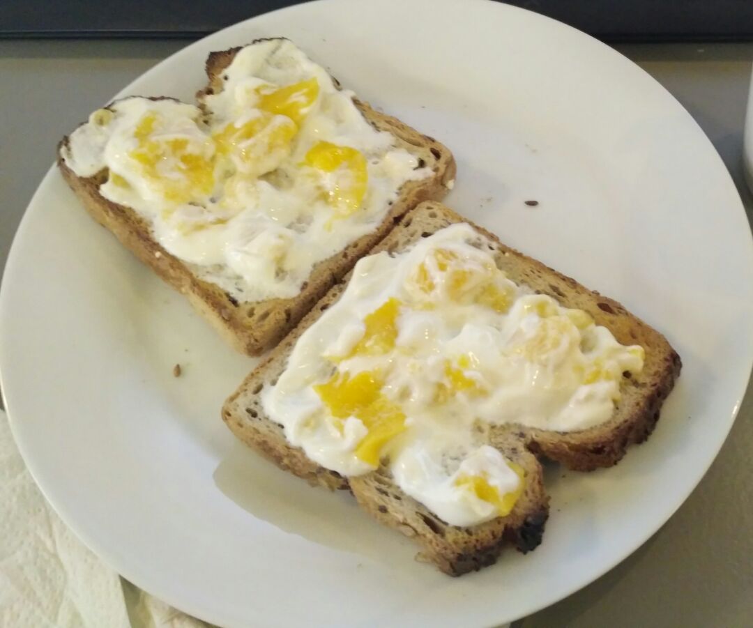 Tostadas integrales con yogurt natural y mango Tostadas integrales con yogurt natural y mango