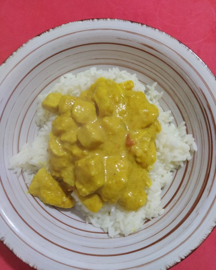 Pollo al curry con arroz