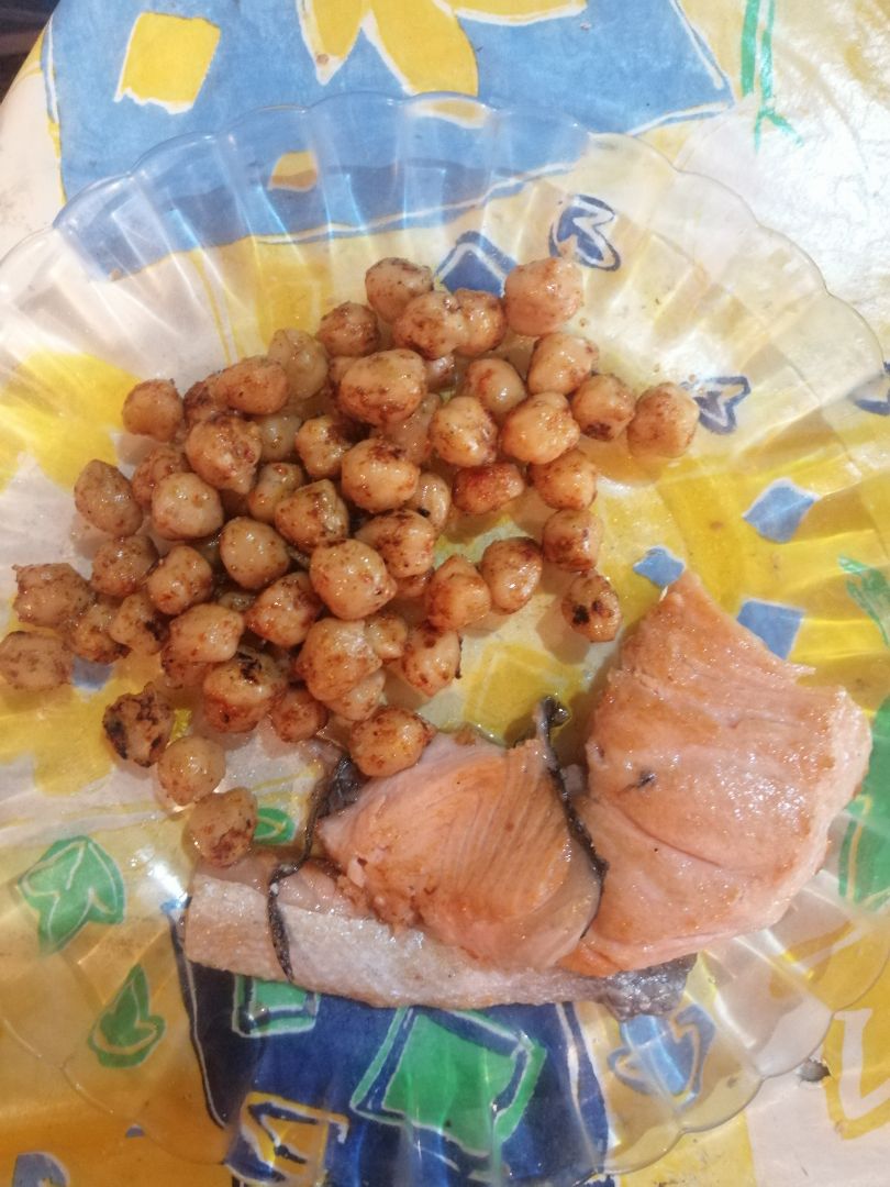 Salmon a la plancha con garbanzos