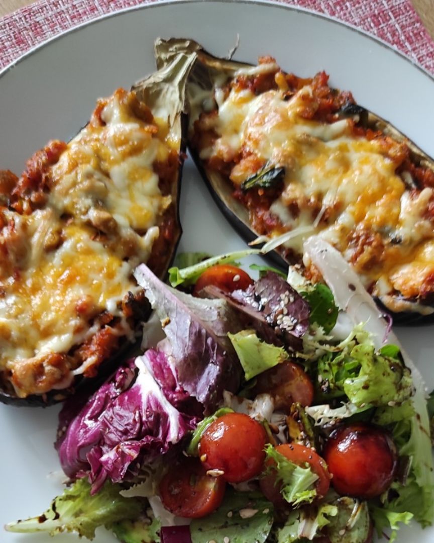 Berenjenas rellenas de col repollo y verduras. Berenjenas rellenas de col repollo y verduras.