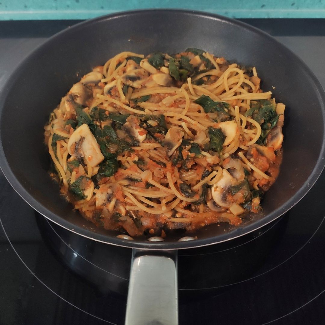 Spaghetti integrales con tomate, champiñones y espinacas