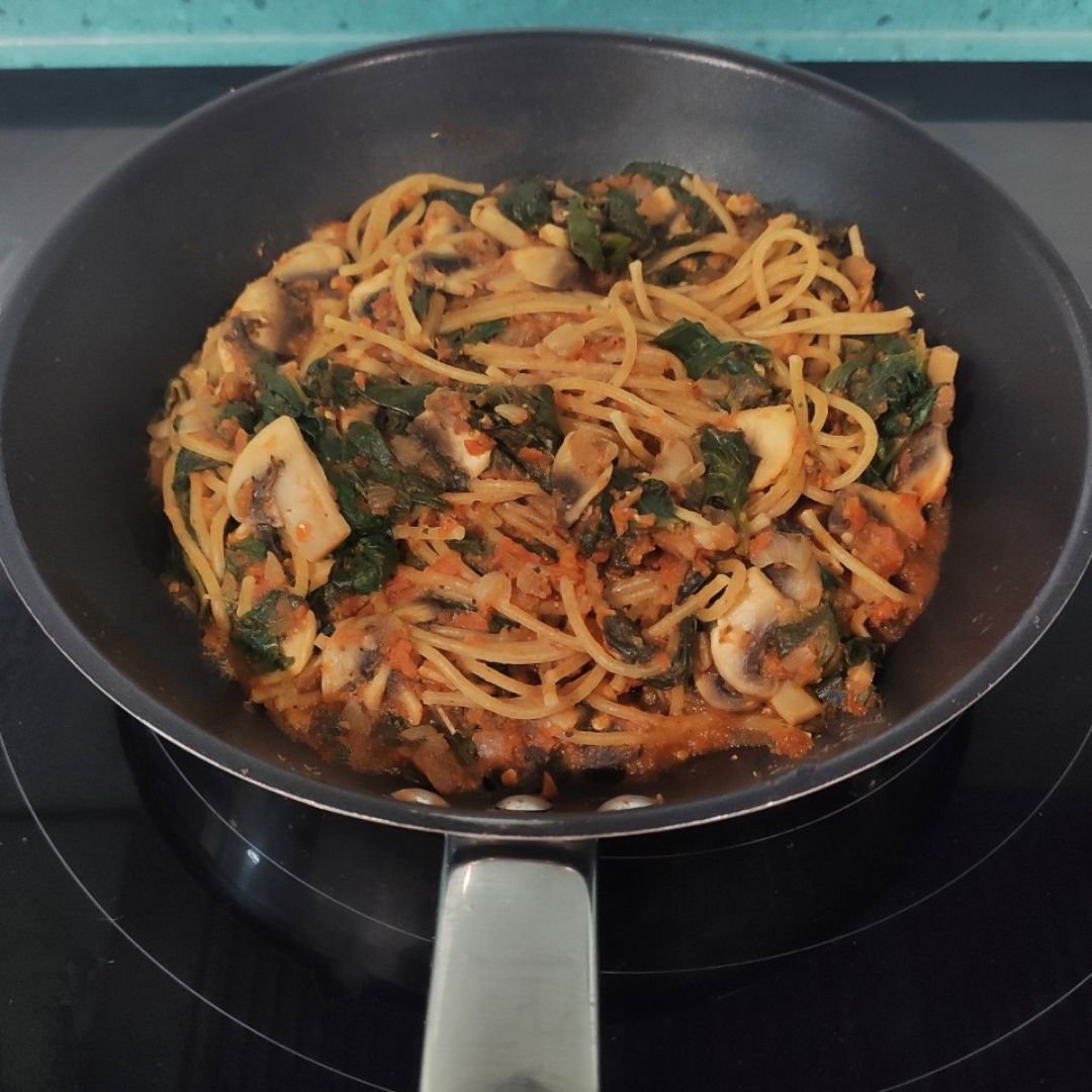 Spaghetti integrales con tomate, champiñones y espinacas Spaghetti integrales con tomate, champiñones y espinacas