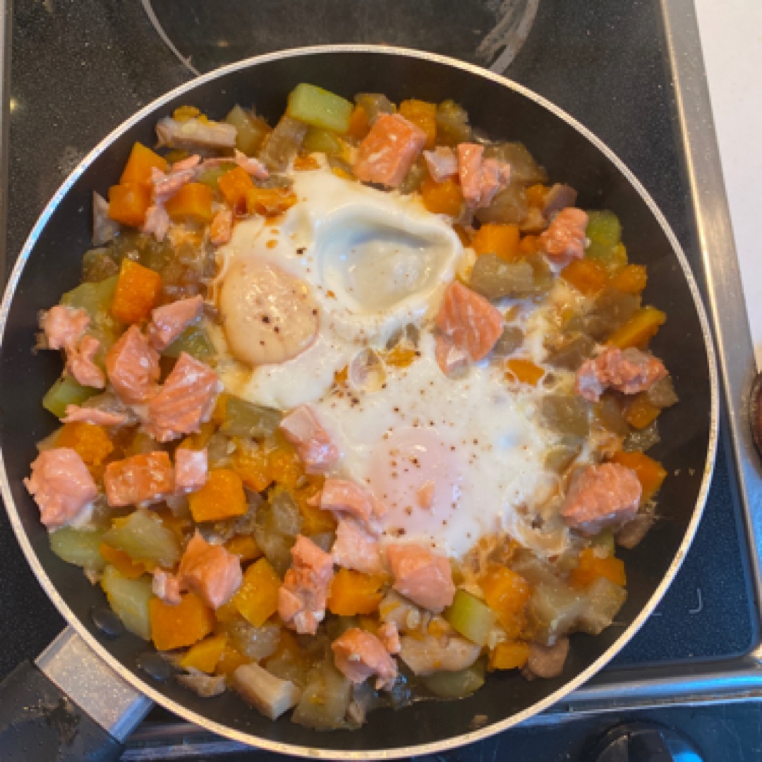 Salteado de verdura con setas, huevo y salmón 