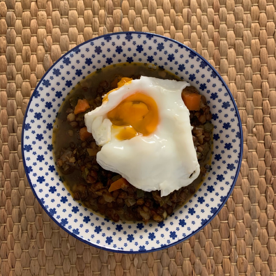 Dhal con huevo a la plancha