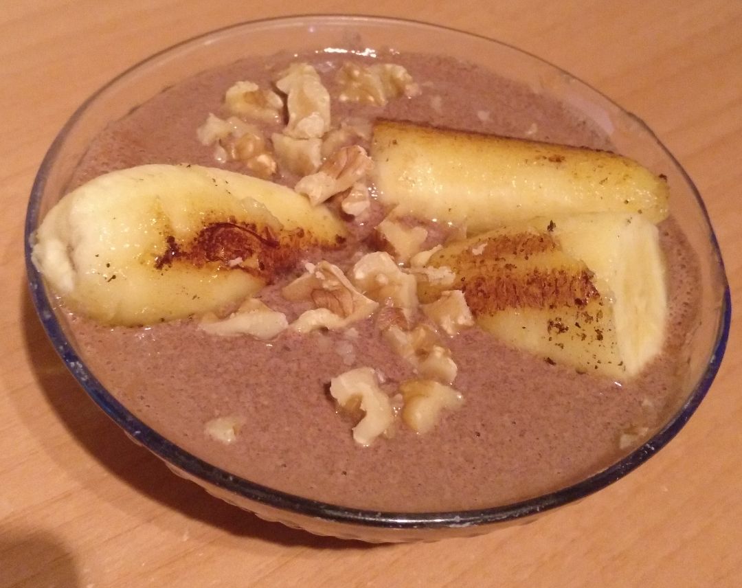 Yogur de chocolate con plátano frito y nueces Yogur de chocolate con plátano frito y nueces