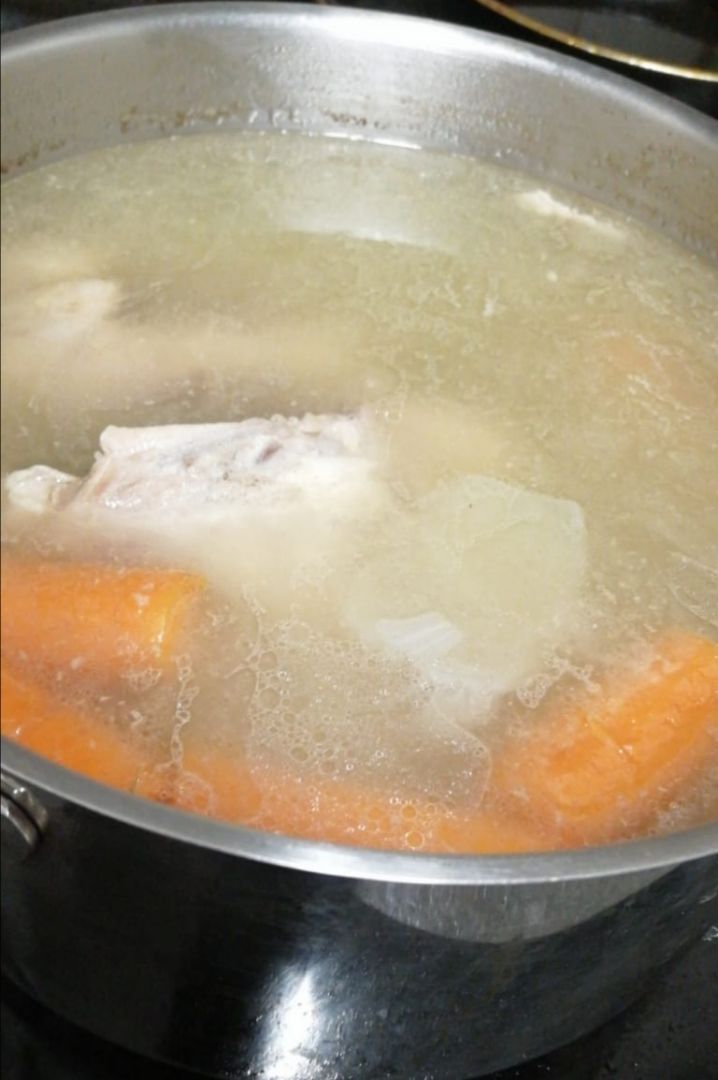 Caldo casero de pollo y verduras🐔🥕🥣 Caldo casero de pollo y verduras🐔🥕🥣