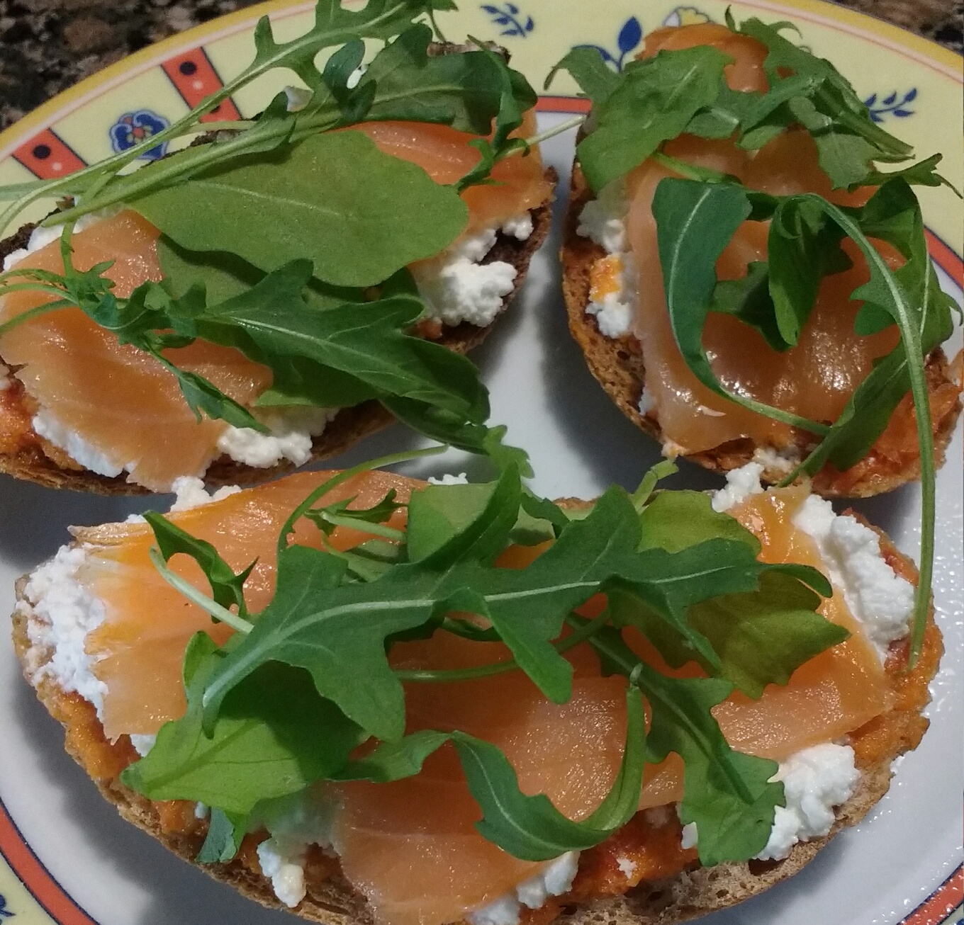 Tostada con salmón ahumado