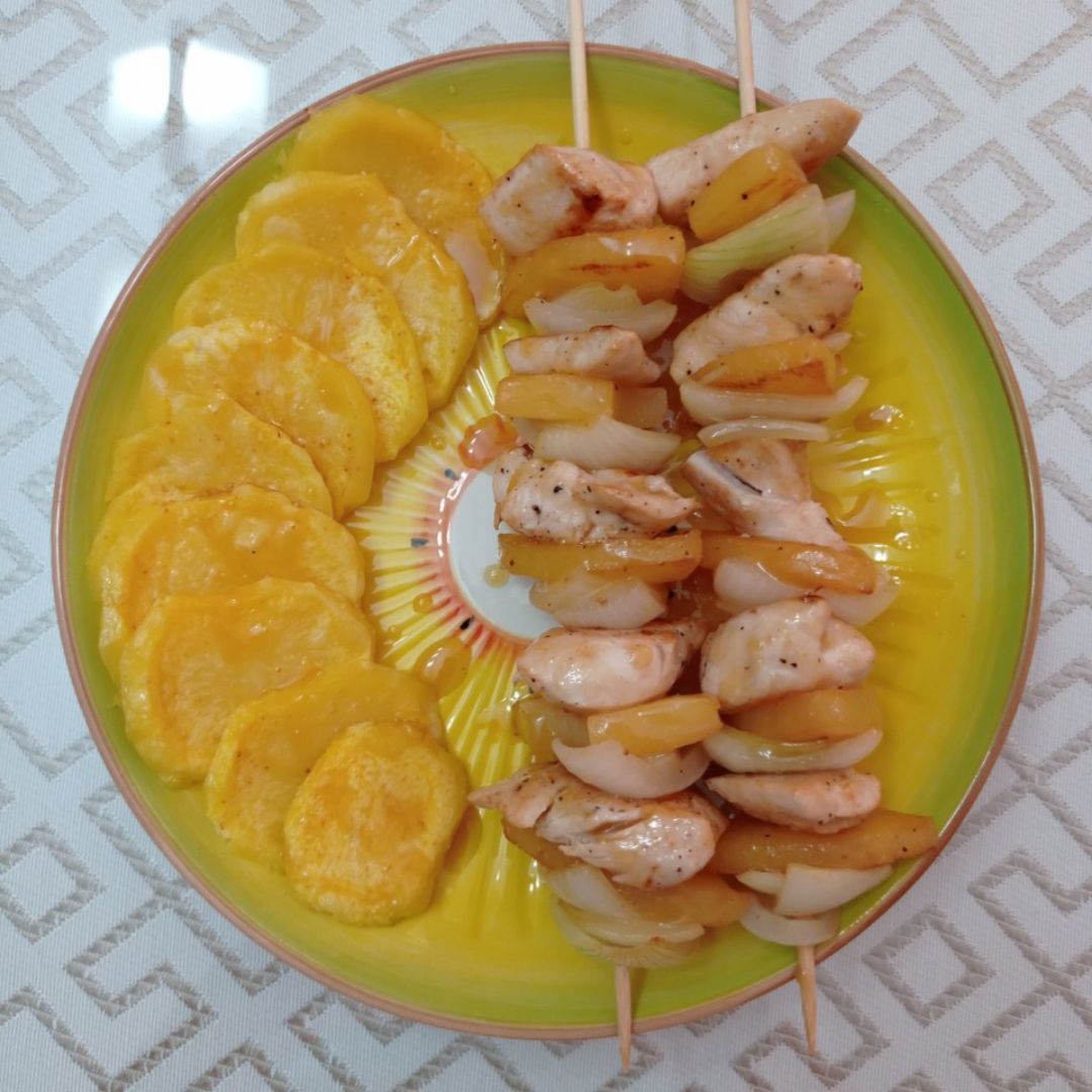 BROCHETAS DE POLLO Y PIÑA BROCHETAS DE POLLO Y PIÑA