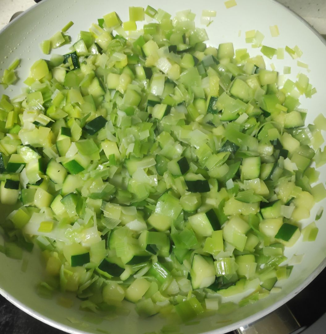 Risotto de puerro, calabacín, champiñones y jamón. Paso 0