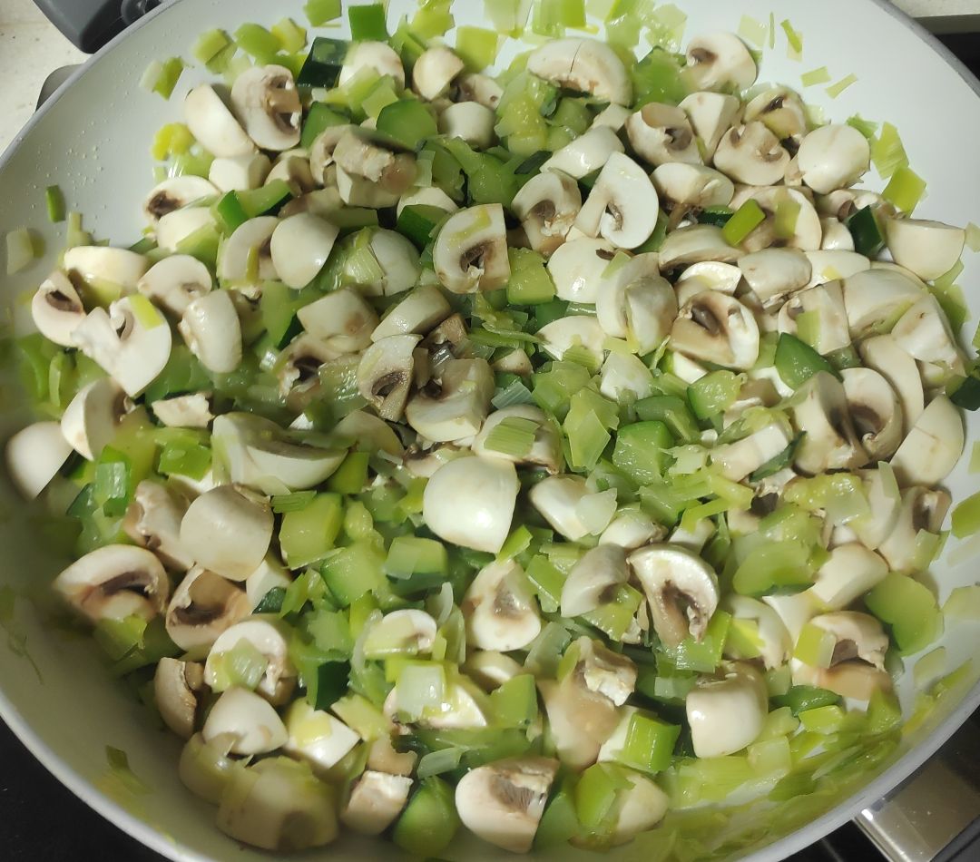 Risotto de puerro, calabacín, champiñones y jamón. Paso 1
