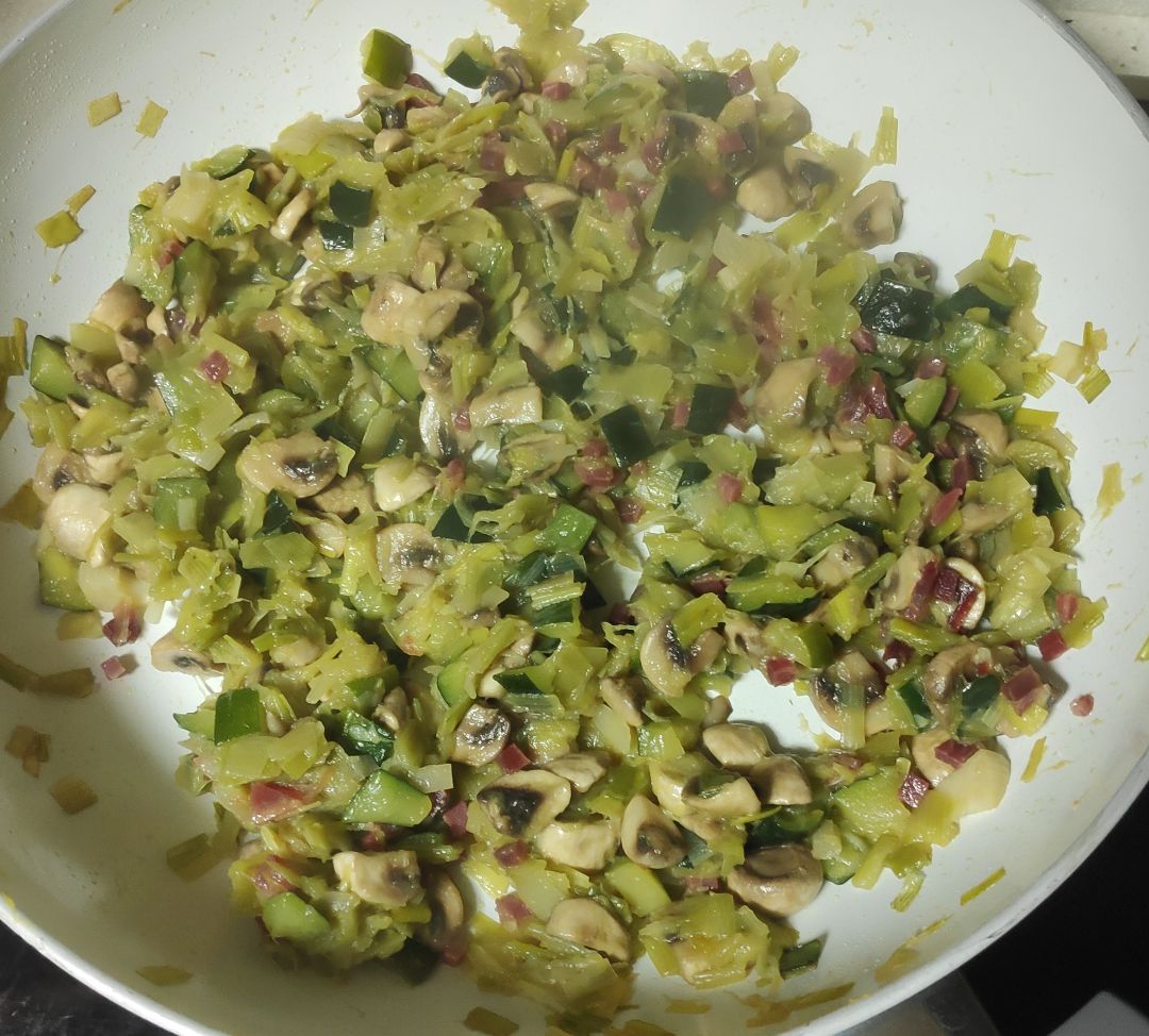 Risotto de puerro, calabacín, champiñones y jamón. Paso 2