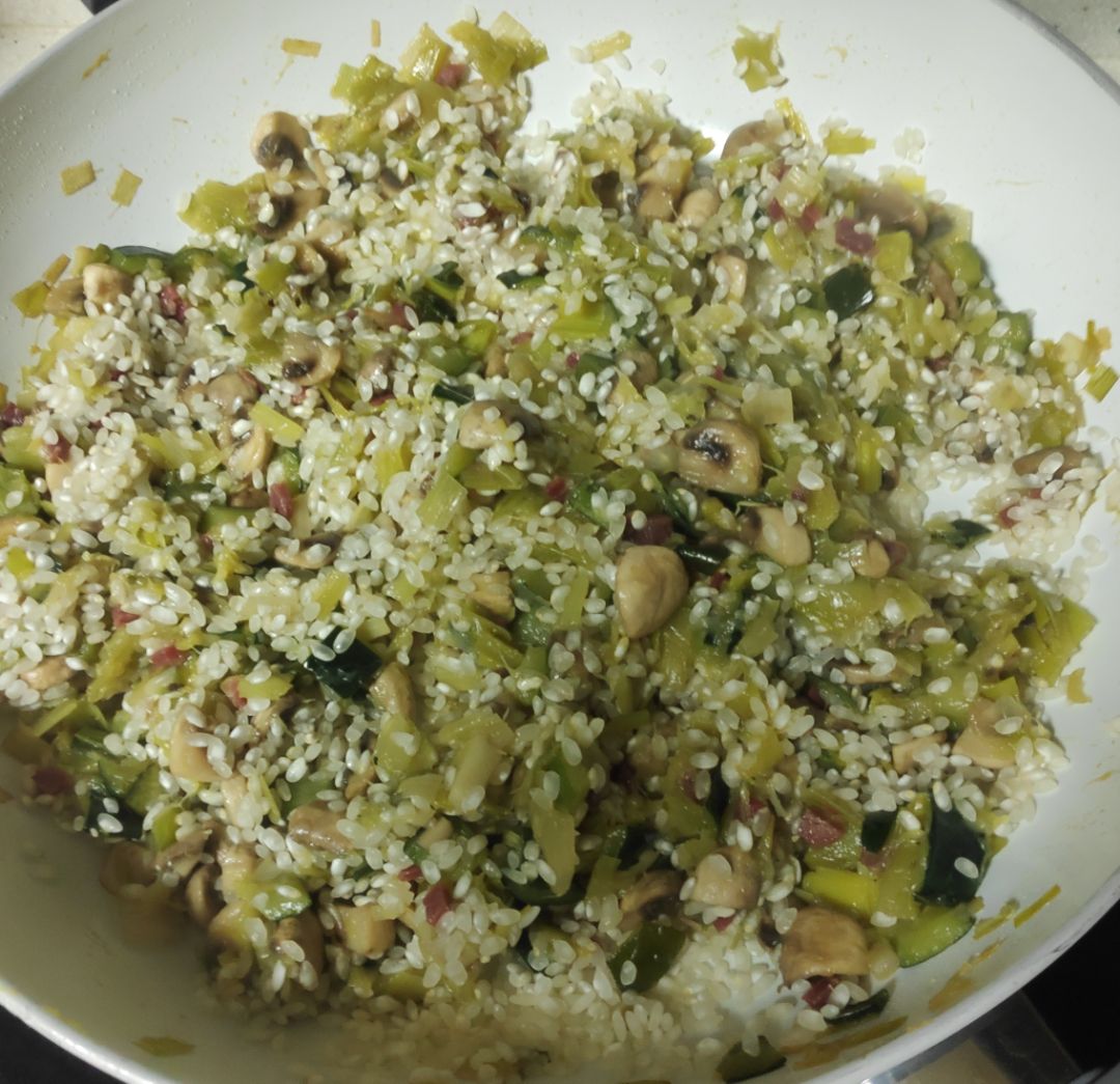 Risotto de puerro, calabacín, champiñones y jamón. Paso 3