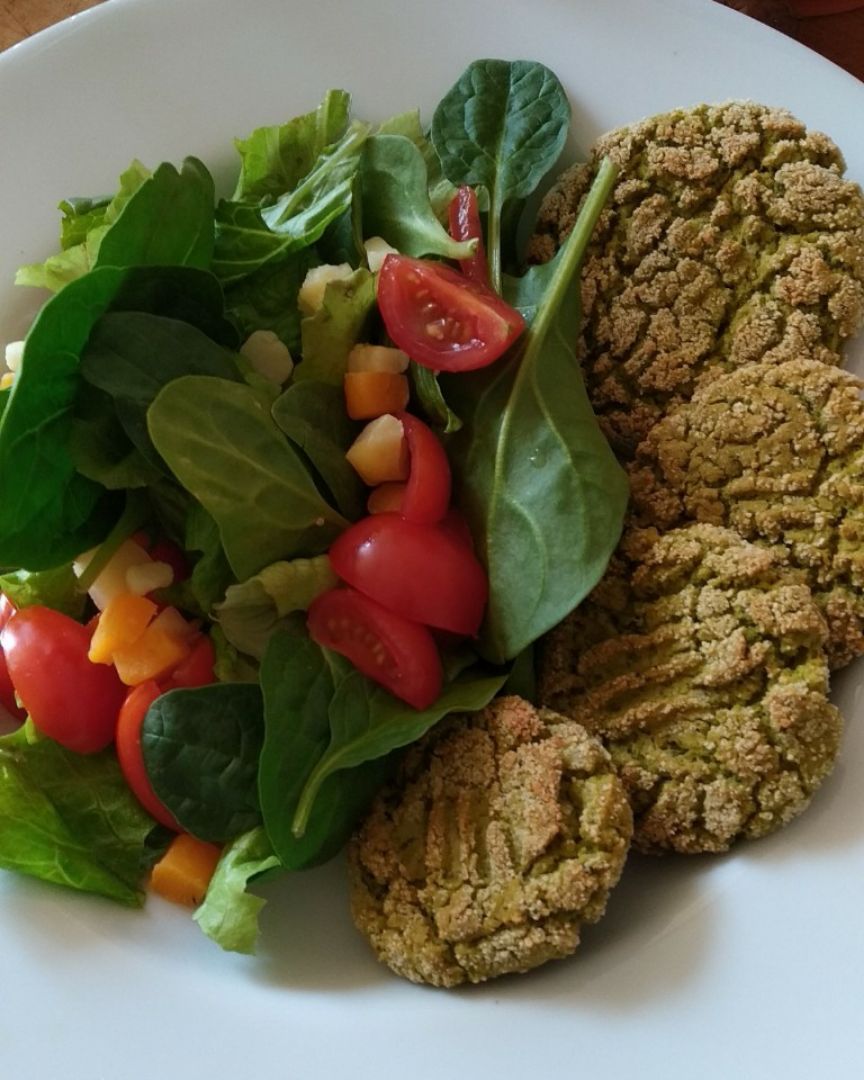 Faladel de espinacas con ensalada