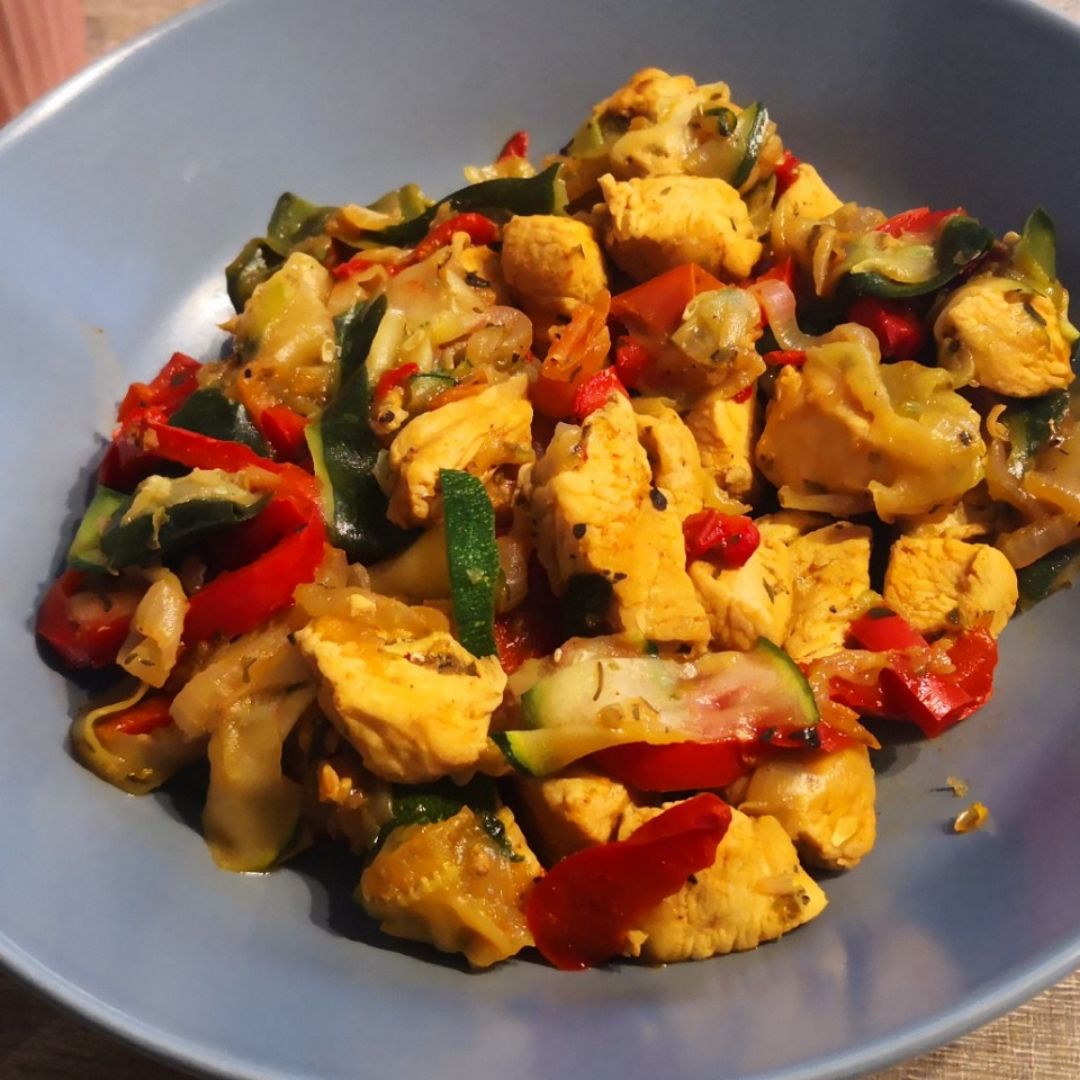 Noodles de Calabacín con pollo y verduras Noodles de Calabacín con pollo y verduras