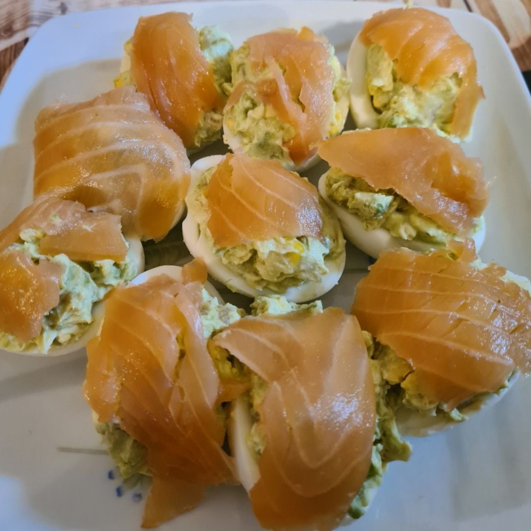 Huevos rellenos con salmón Huevos rellenos con salmón
