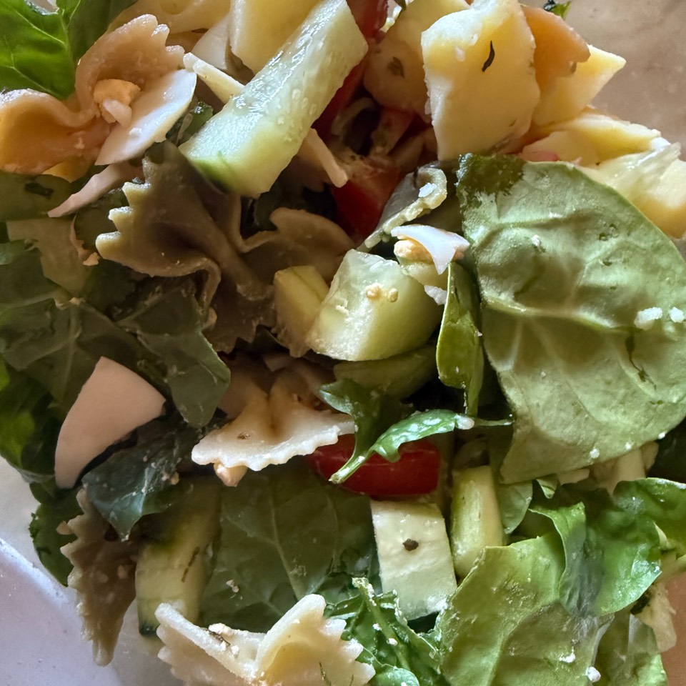 Ensalada de pasta con espinacas, cebolla, patata cocida, tomate y pepino