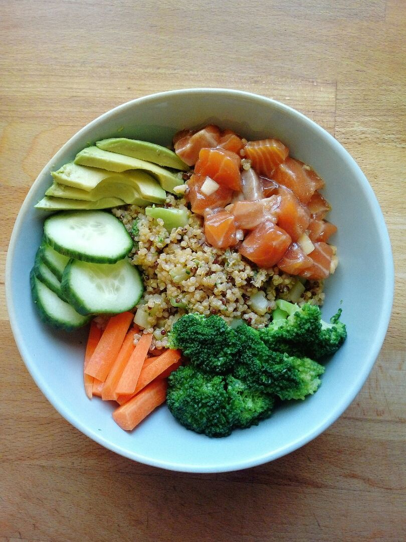 Bowl de quinoa con brócoli y salmón marinado Bowl de quinoa con brócoli y salmón marinado