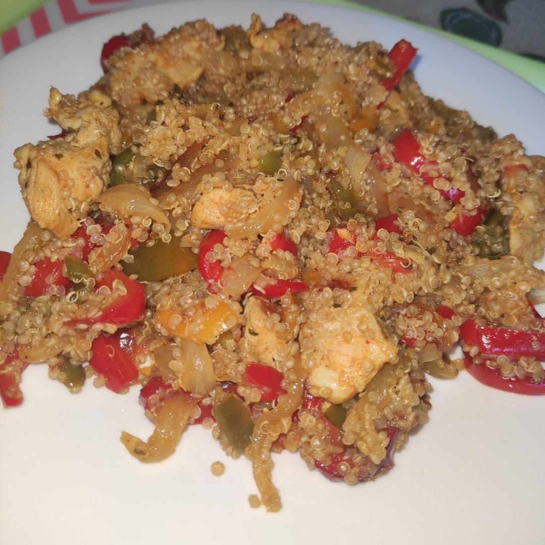 Quinoa con verduras y pollo especiado 