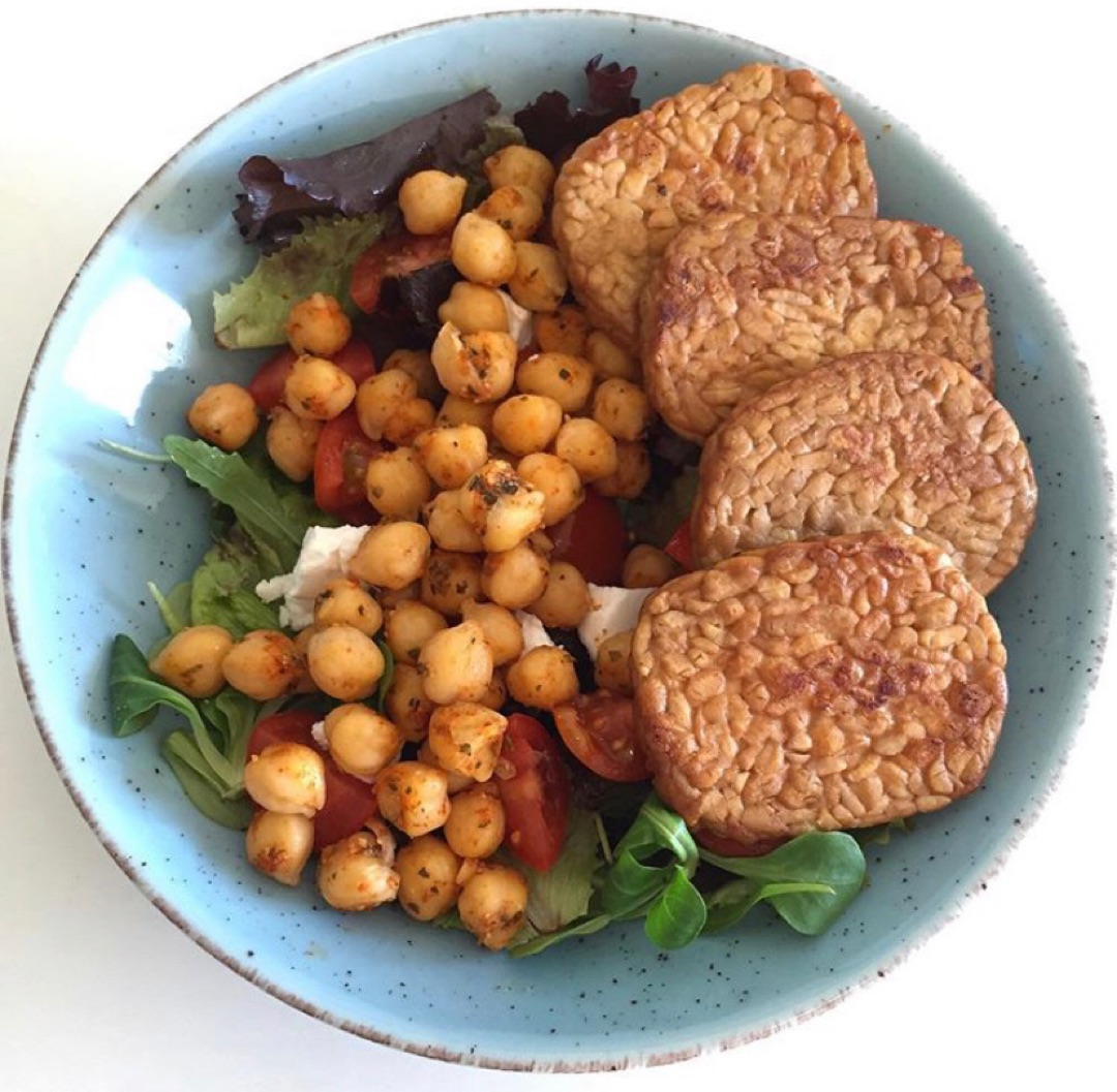 Ensalada con tempeh y garbanzos especiados Ensalada con tempeh y garbanzos especiados