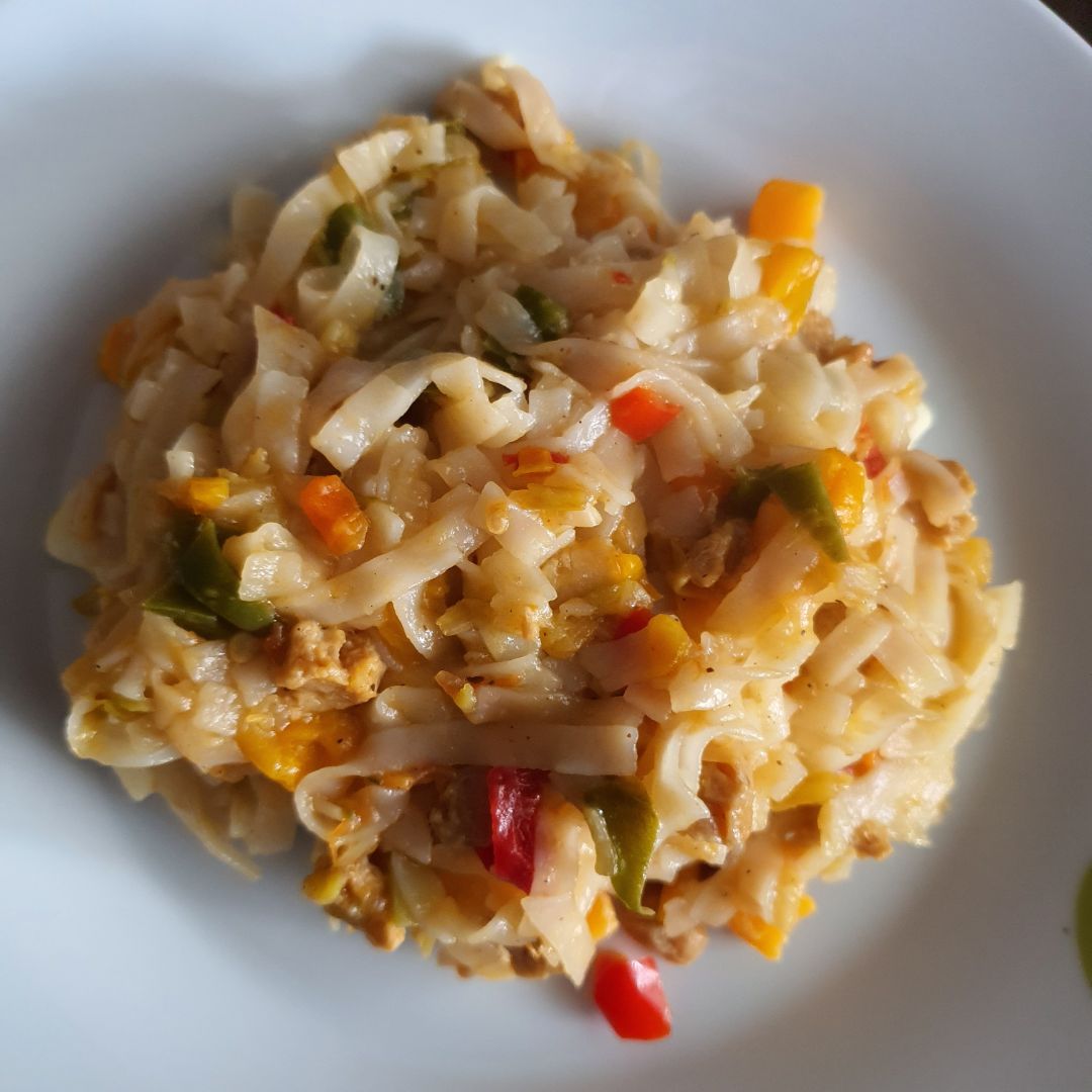 Noodles de arroz con verduras y soja Noodles de arroz con verduras y soja
