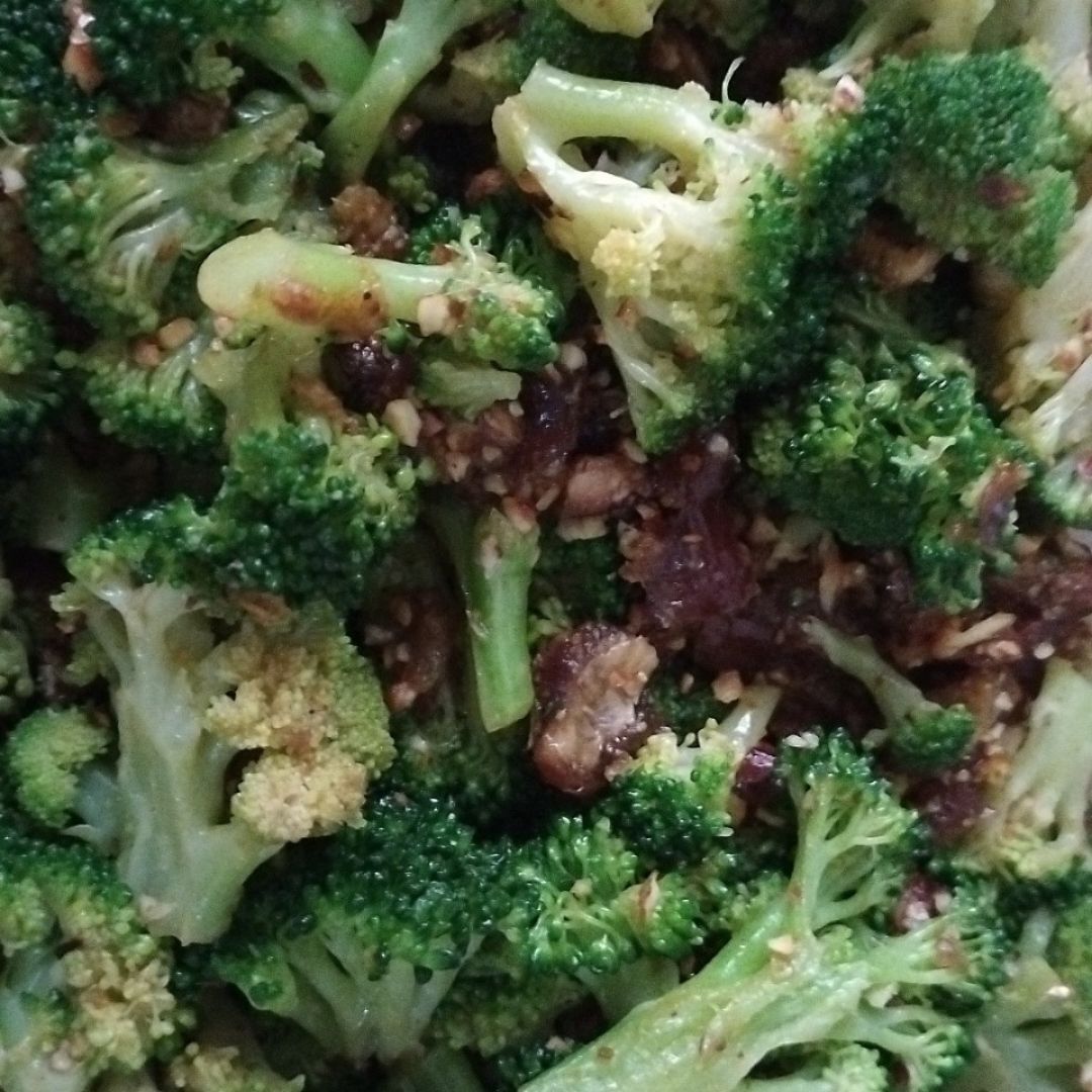 Ensalada templada de brócoli y vinagreta de dátiles