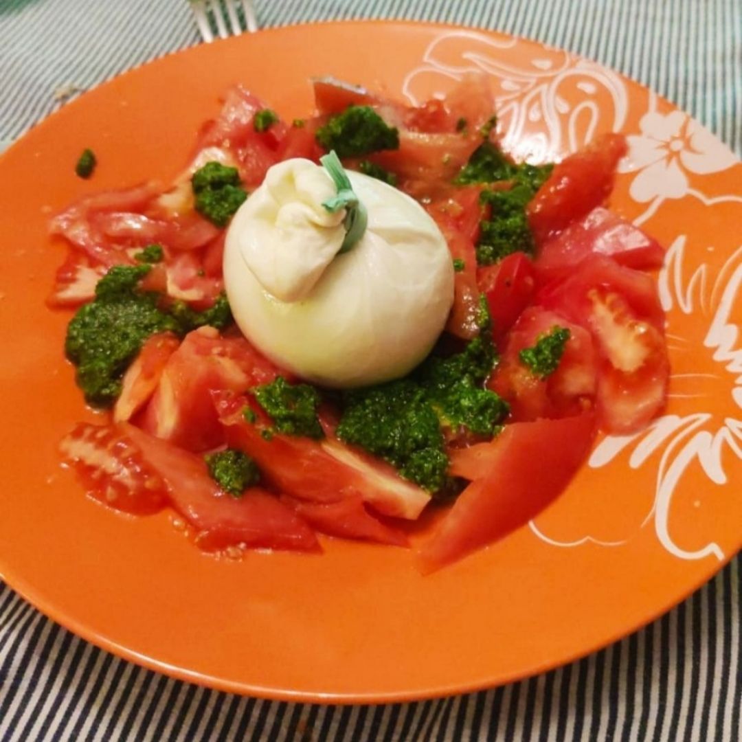 Tomate, queso burrata y salsa pesto de espinacas Tomate, queso burrata y salsa pesto de espinacas