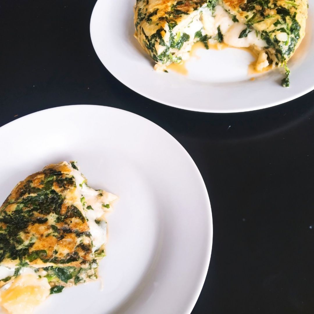 Tortilla de patata de espinacas rellena de queso Tortilla de patata de espinacas rellena de queso