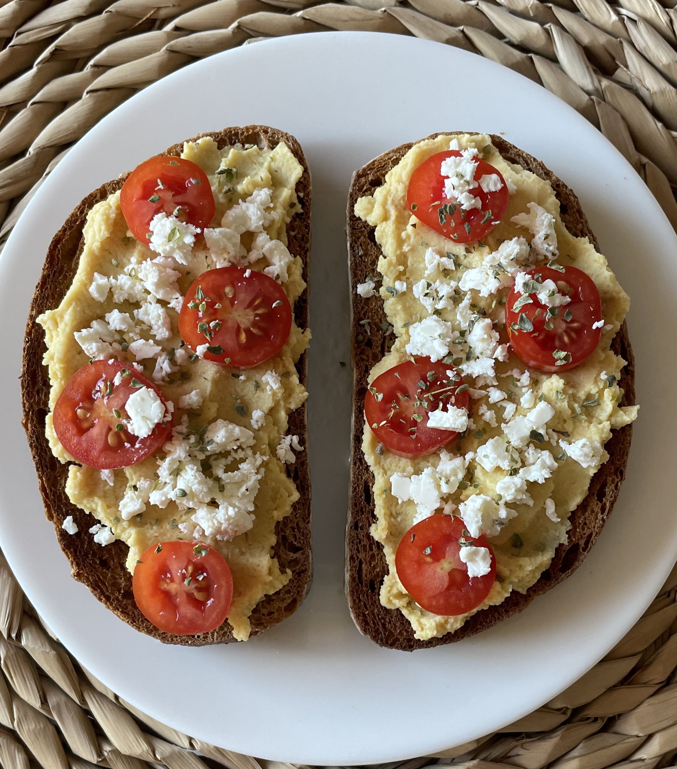 Tostadas con huevo, queso y tomates cherry