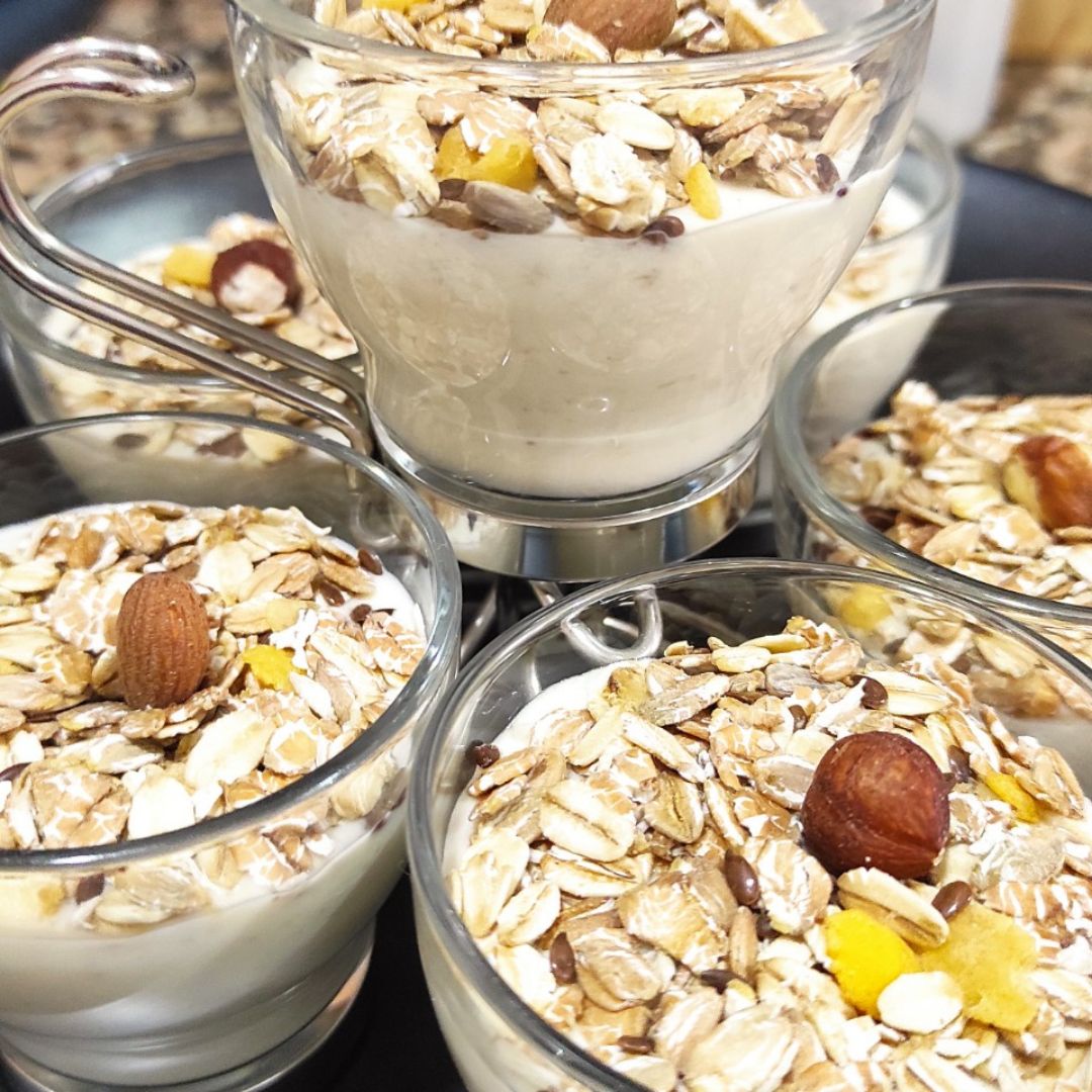 Yogur de plátano con muesli Yogur de plátano con muesli