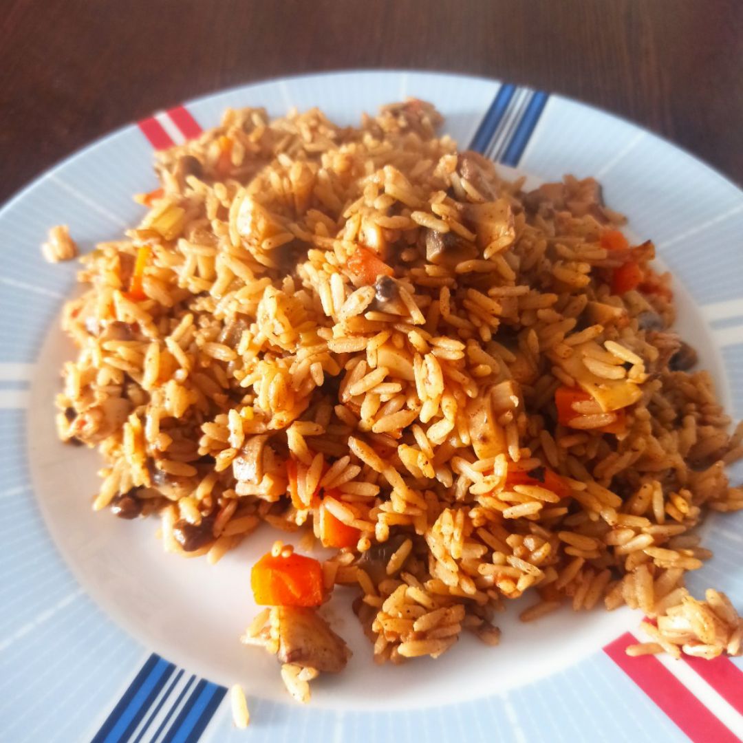Arroz integral con verduras champis especiado con canela, nuez moscada y pimentón dulce Arroz integral con verduras champis especiado con canela, nuez moscada y pimentón dulce