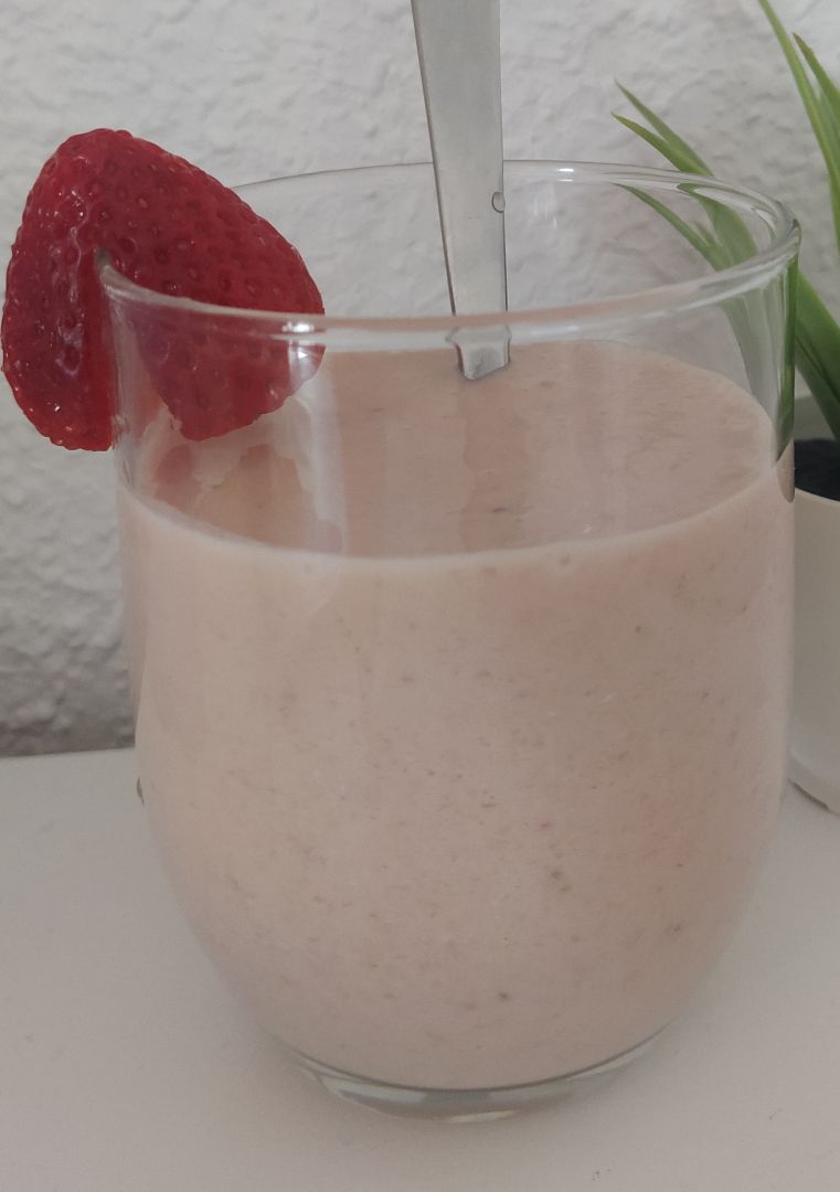 Smoothie de avena, plátano y fresas