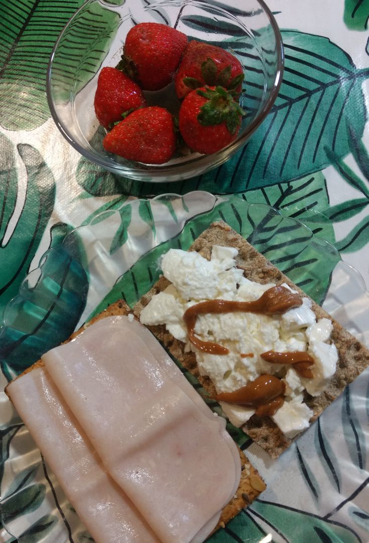 Tostada con pavo y queso fresco con mantequilla de cacahuete Tostada con pavo y queso fresco con mantequilla de cacahuete