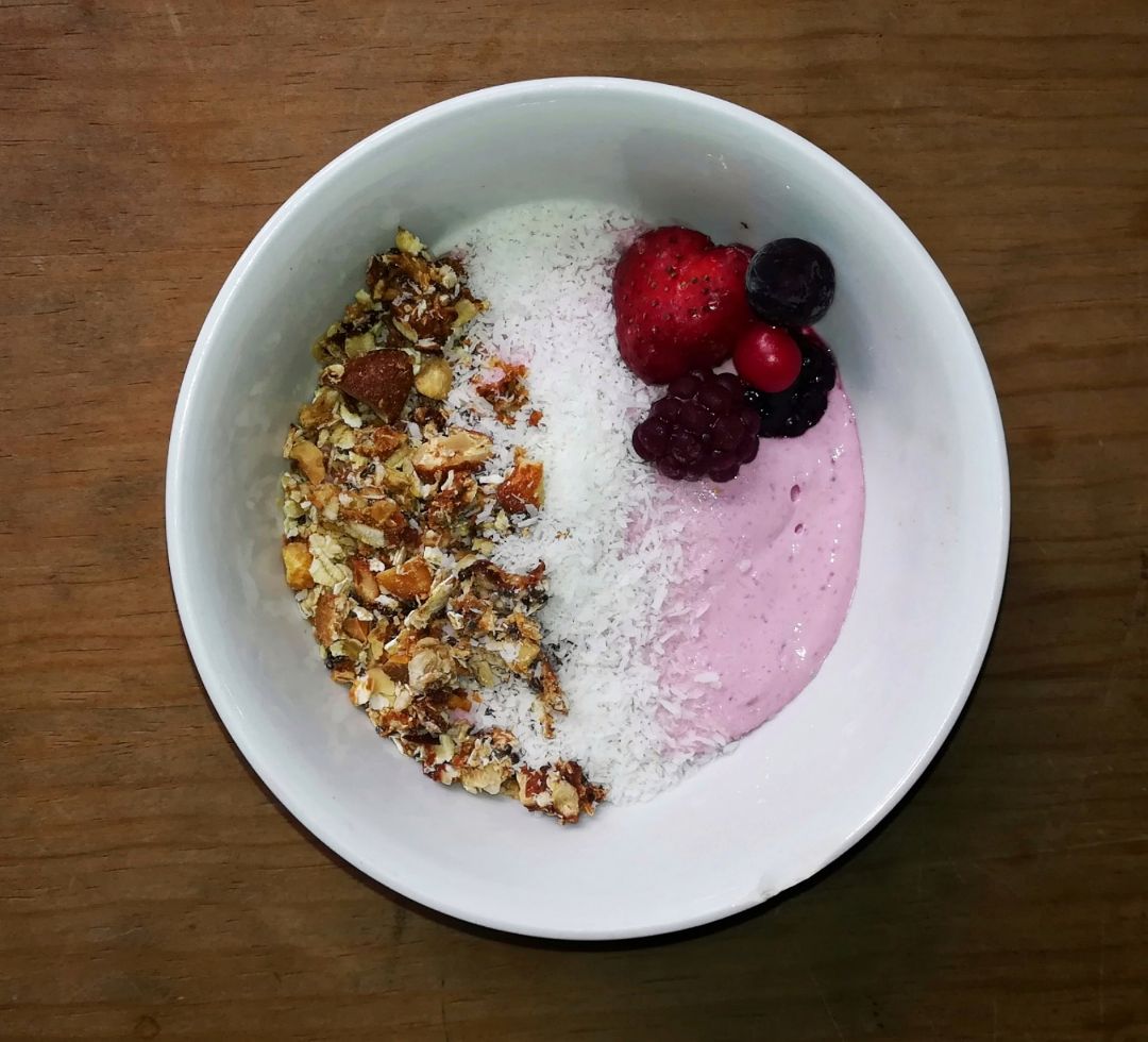Yogurt con frutos rojos y granola Yogurt con frutos rojos y granola