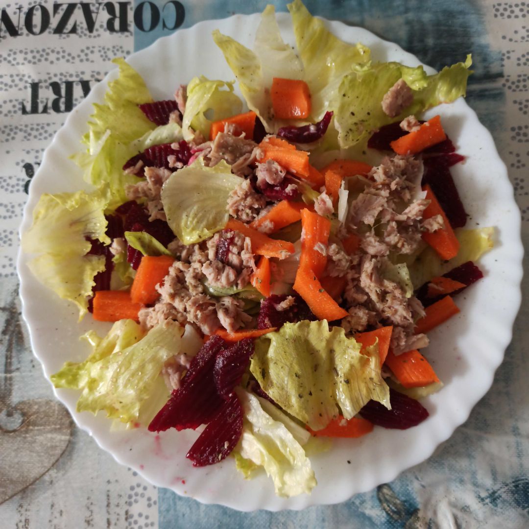 Ensalada con atún, remolacha y zanahoria Ensalada con atún, remolacha y zanahoria
