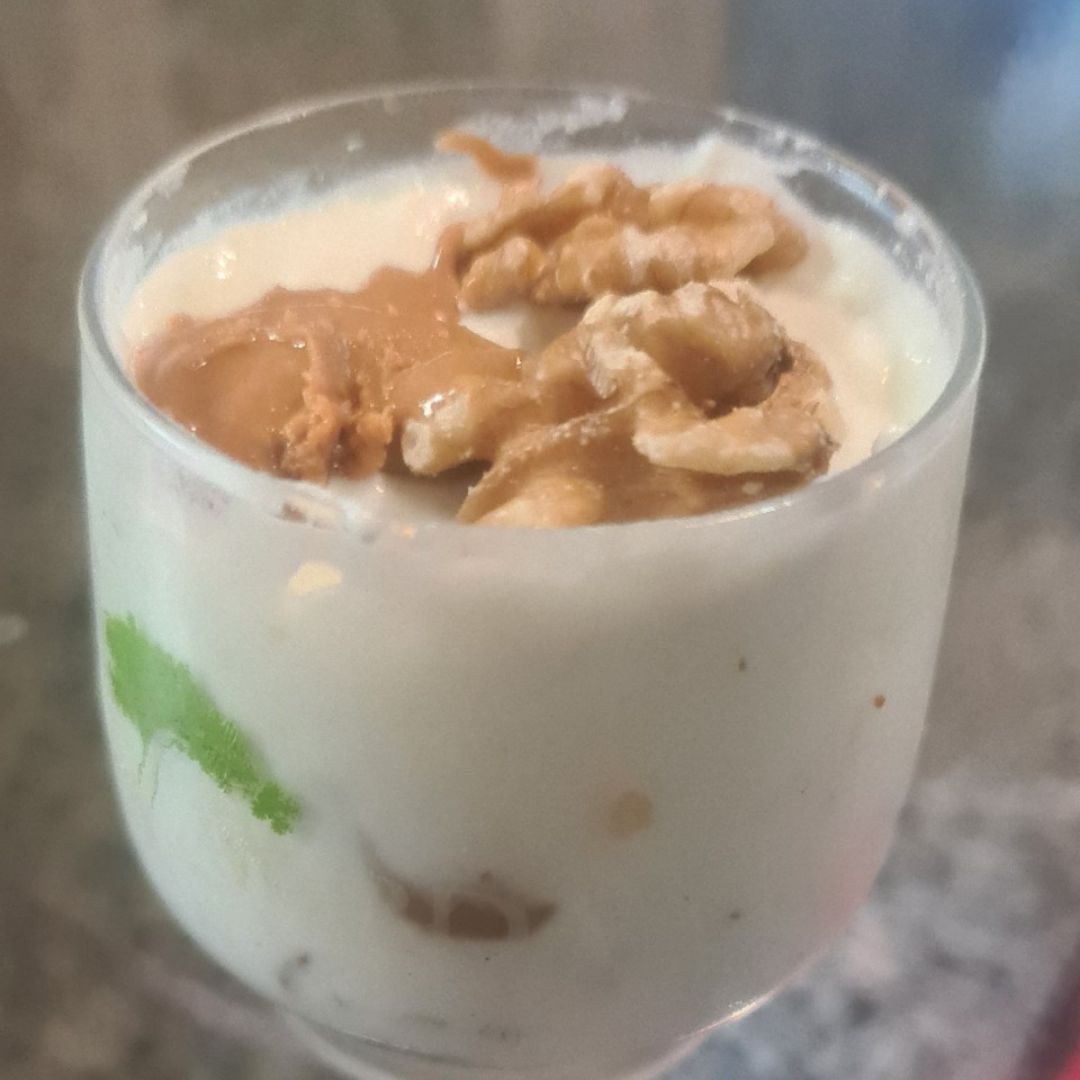 Yogurt con nueces y crema de cacahuete