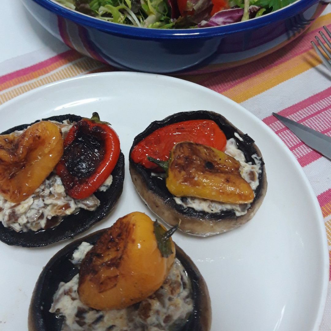 Champiñones rellenos de queso con pimientos Champiñones rellenos de queso con pimientos
