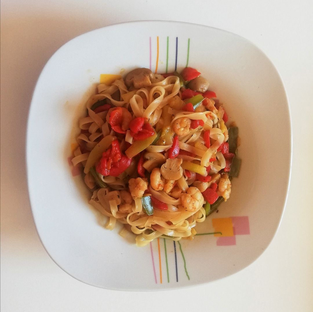 Noodles de arroz con verduras y gambas Noodles de arroz con verduras y gambas