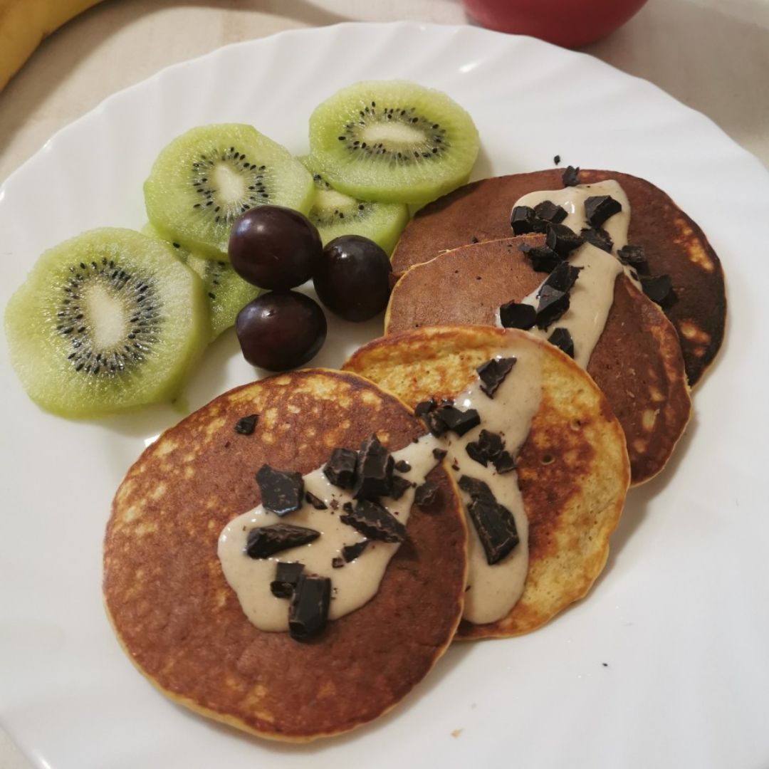 Tortitas de avena con crema Kinder y nibs de cacao
