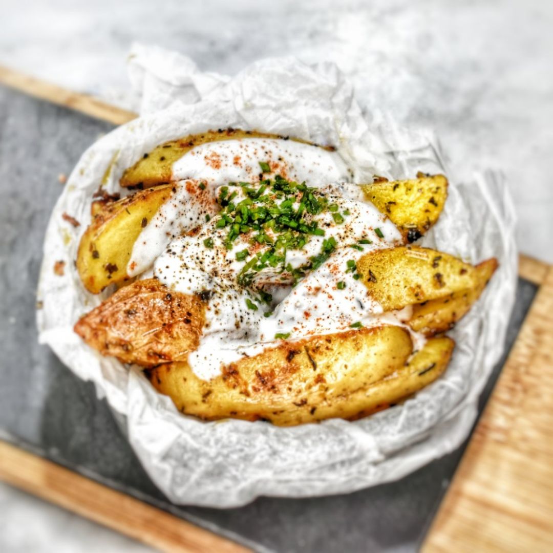Patatas Deluxe 馃崯 con salsa de Kefir y cebollino Patatas Deluxe 馃崯 con salsa de Kefir y cebollino