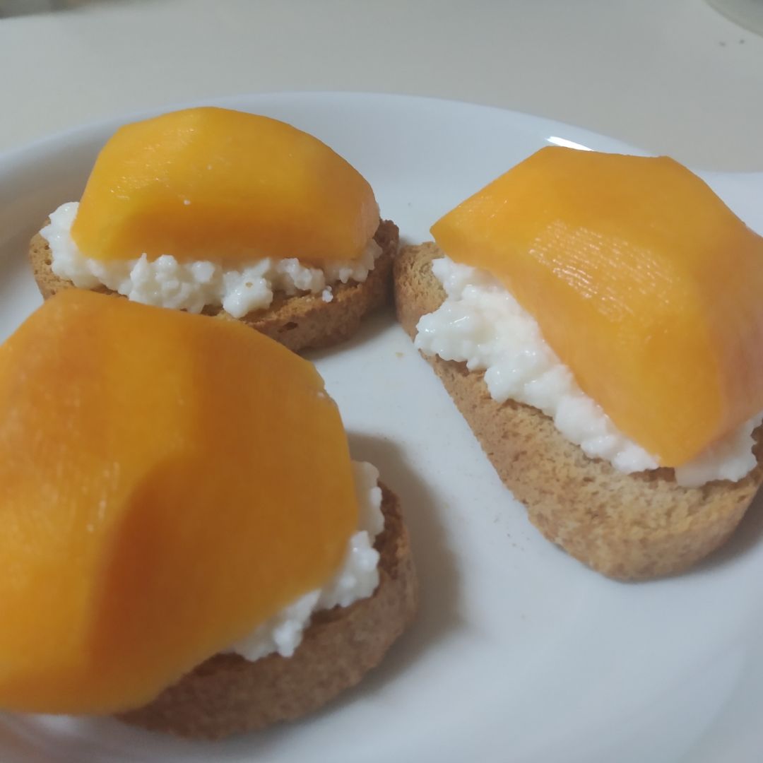 ☀️ Tostadas de requesón y melocotón ☀️ ☀️ Tostadas de requesón y melocotón ☀️
