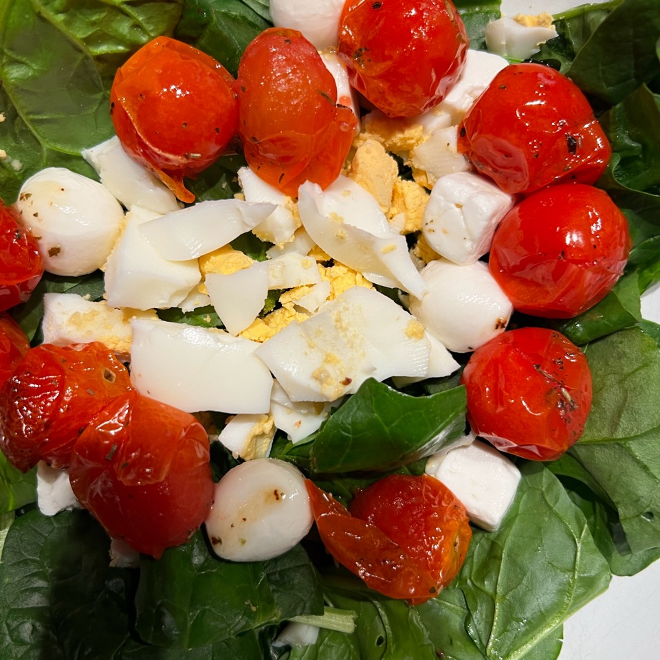 Ensalada de espinacas cherrys huevo y quesos Ensalada de espinacas cherrys huevo y quesos