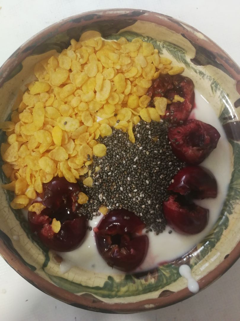 Yogur de coco con cerezas, copos de maiz y Chía Yogur de coco con cerezas, copos de maiz y Chía
