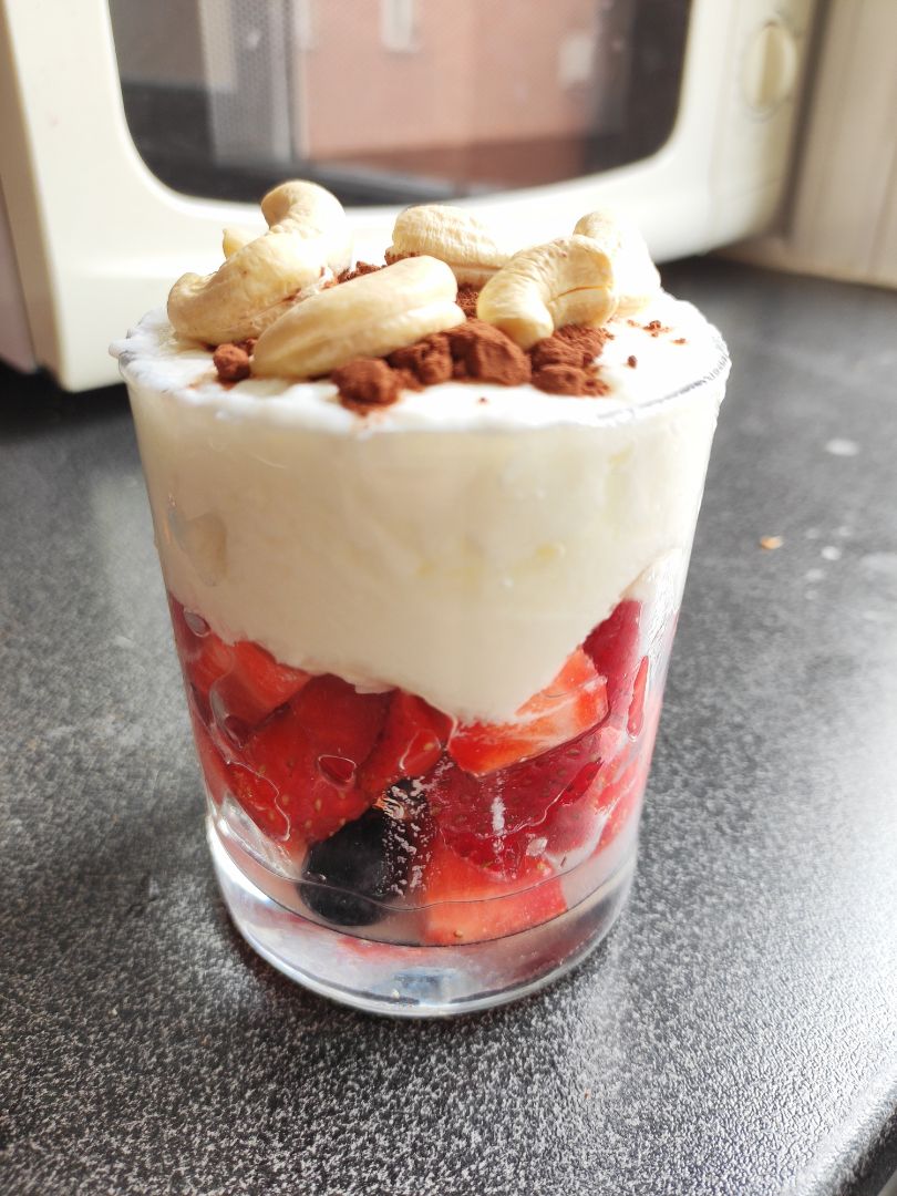 Yogur de fresas, arándanos, anacardos y cacao