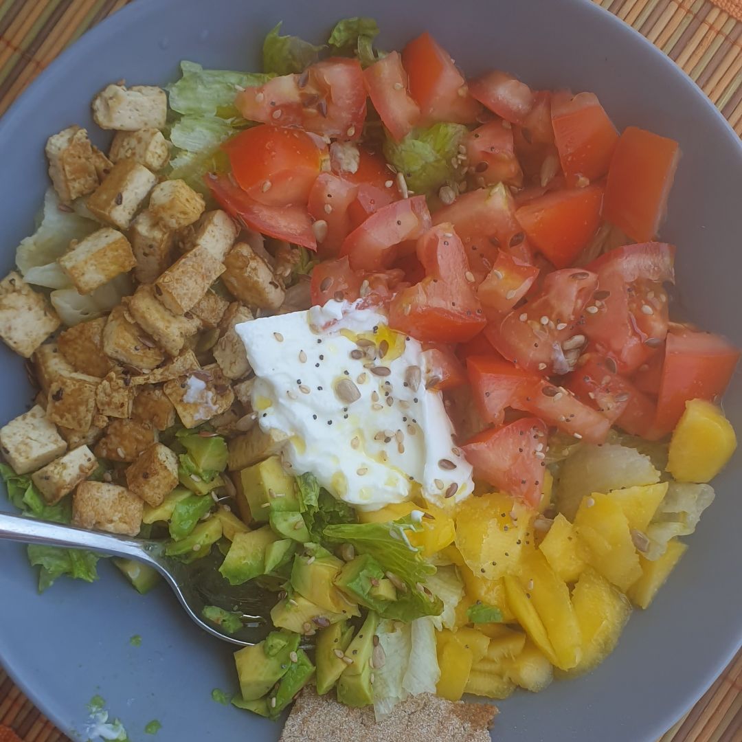 Bowl con aguacate, mango y tofu.