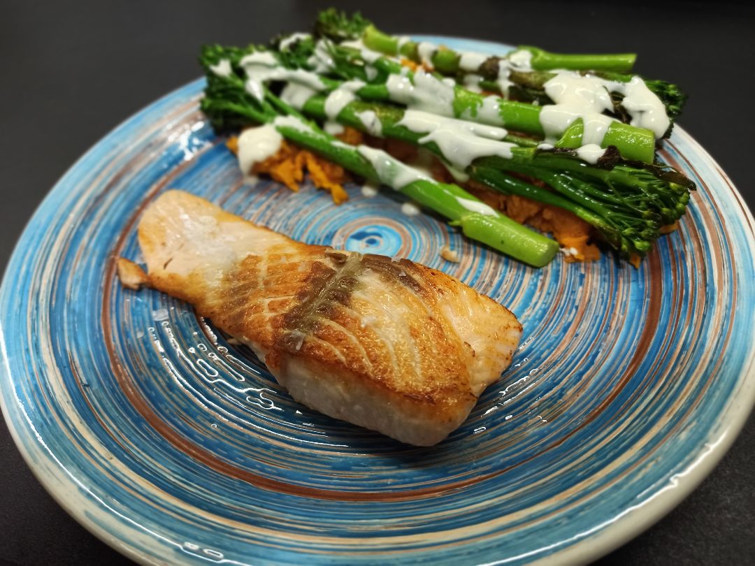 Salmón con batata, bimis y aliño de yogurt Salmón con batata, bimis y aliño de yogurt