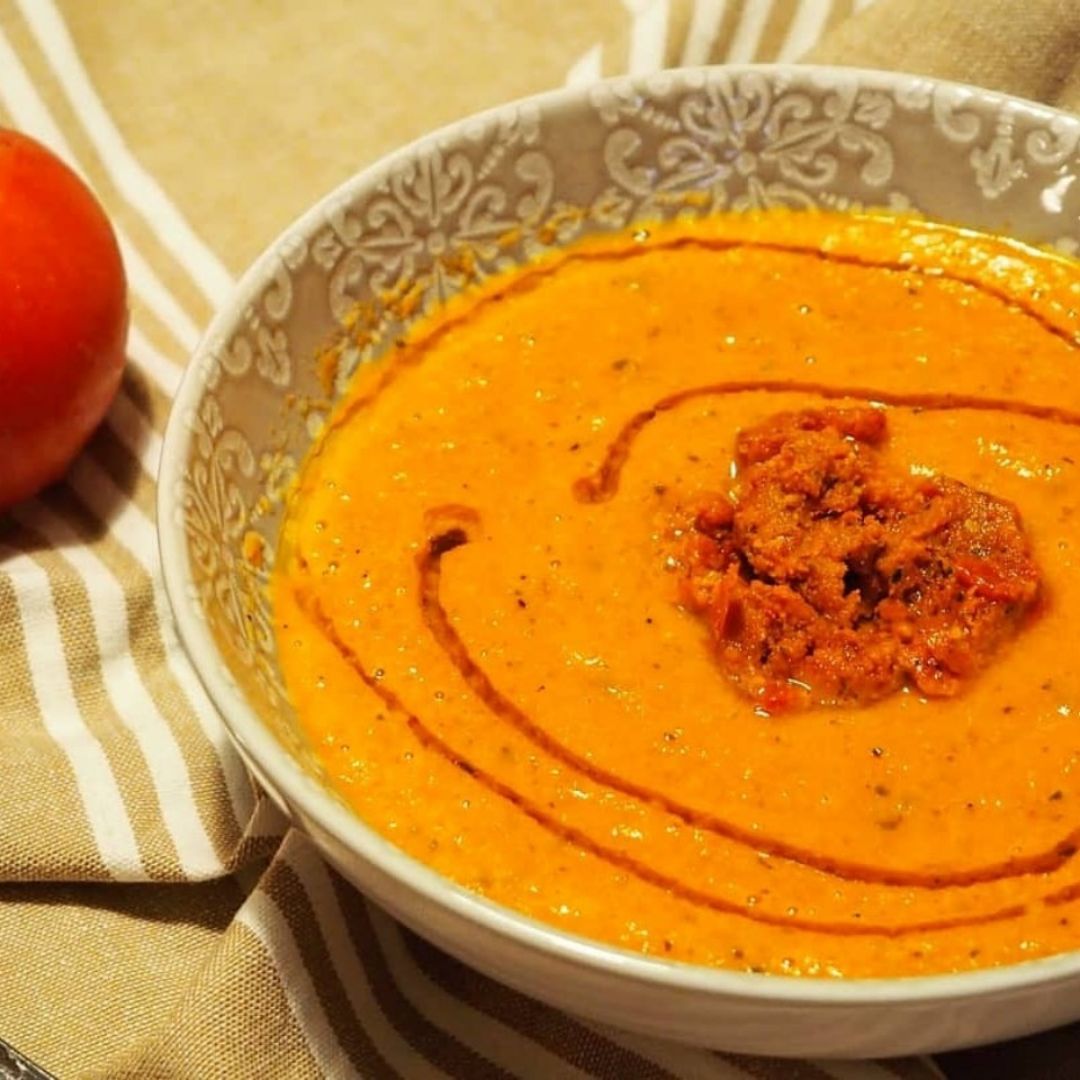 SOPA DE TOMATES ASADOS CON PESTO ROSSO SOPA DE TOMATES ASADOS CON PESTO ROSSO
