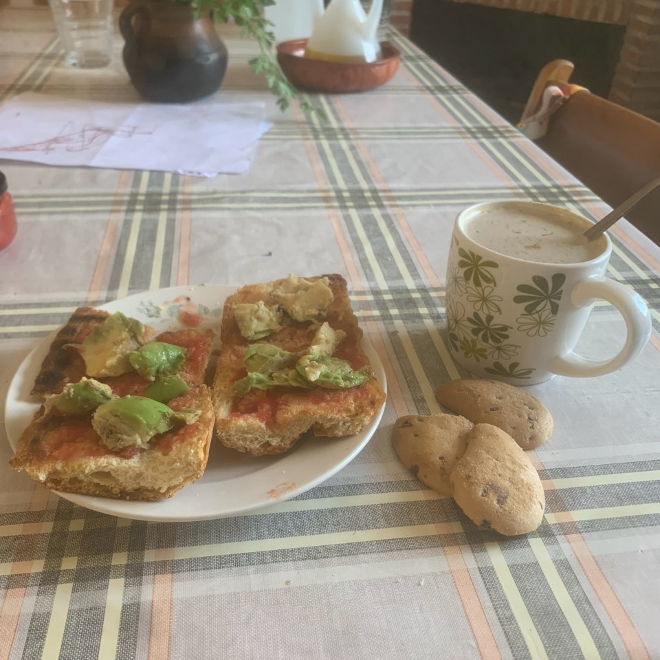 Tostadas con tomate y aguacate, café con leche