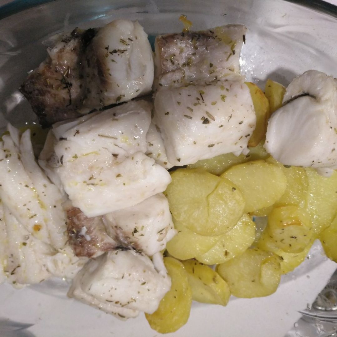 Pescadilla al horno con patatas panaderas
