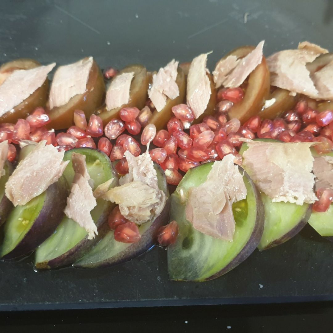 Ensalada de tomate y ventresca con granada Ensalada de tomate y ventresca con granada